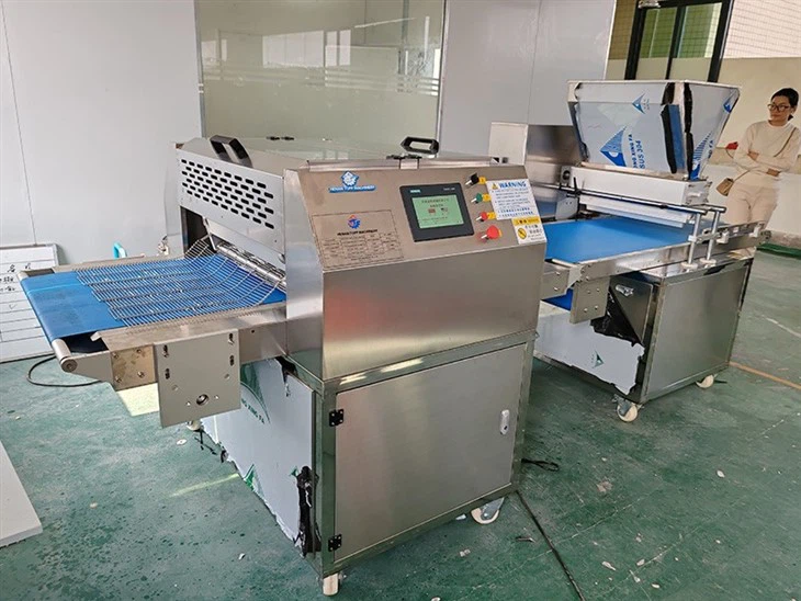 Swiss Cake Creaming And Rolling Machine factory